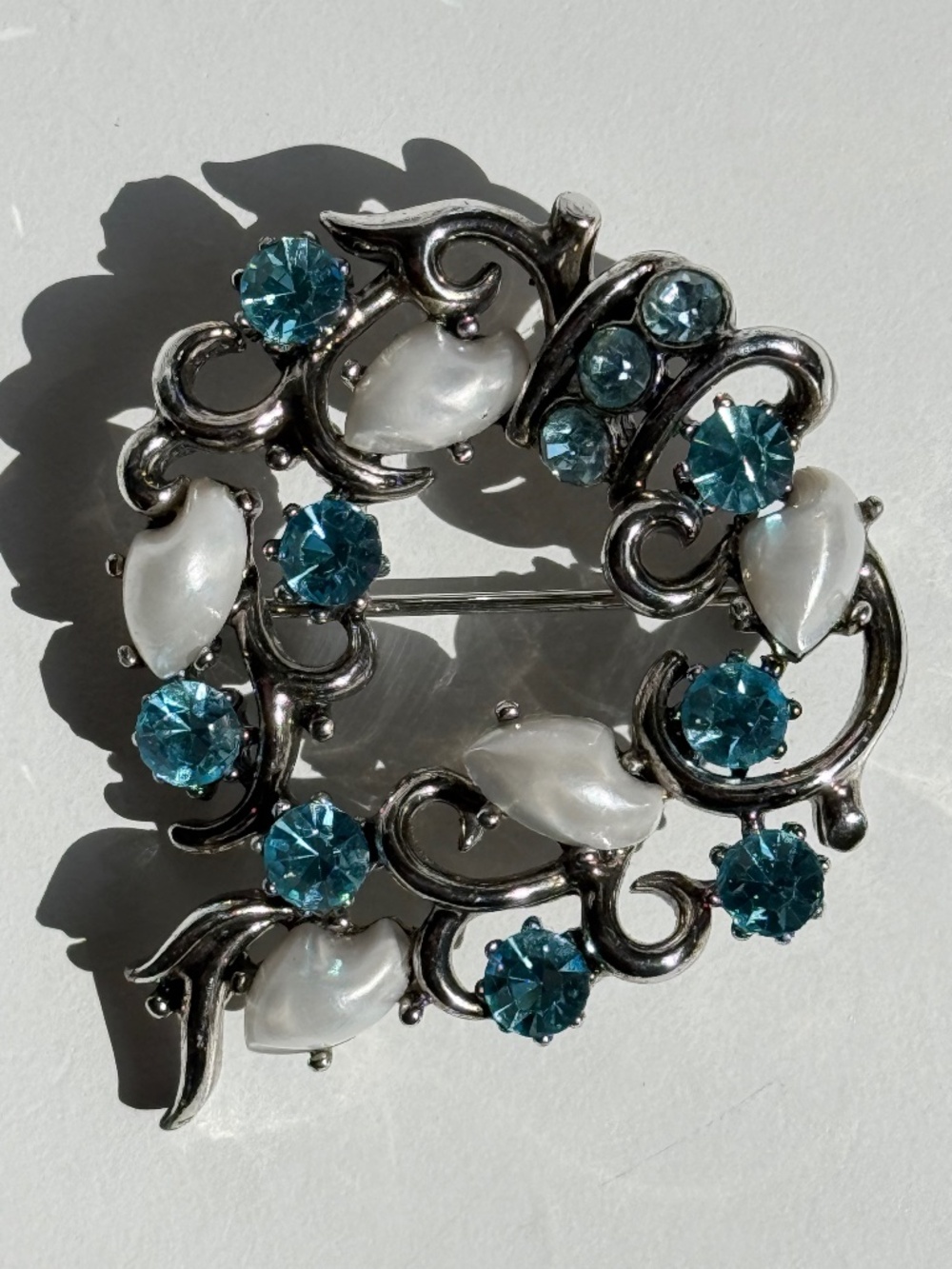 VINTAGE LISNER Swirl Leaf Wreath Brooch Blue Rhinestones Faux Baby Tooth Pearls